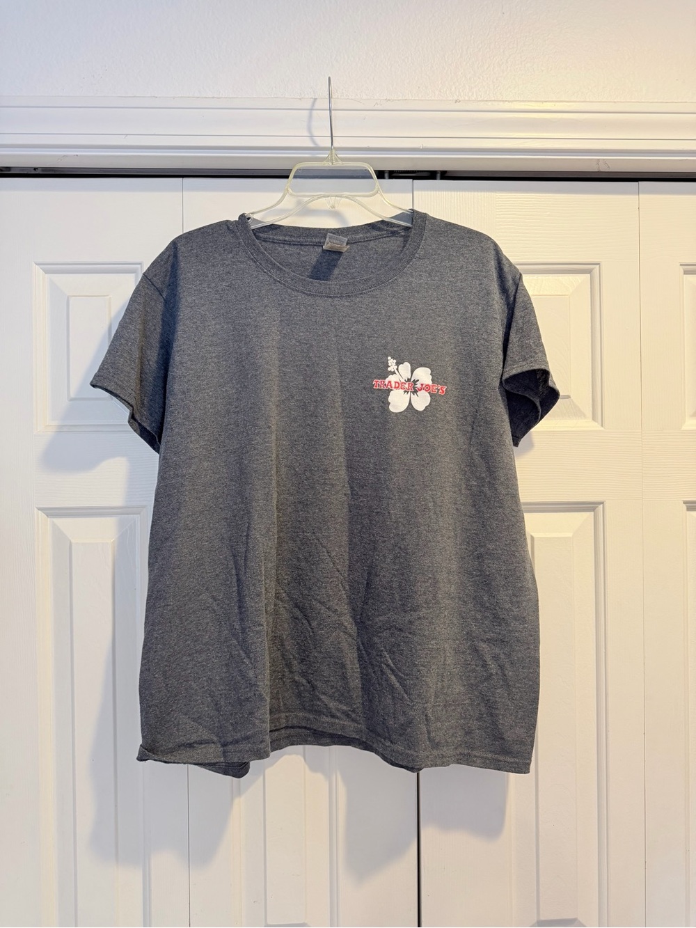Trader Joe’s Employee Crew T-Shirt Gray Hibiscus Flower Graphic #0152